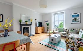Manacles - Spacious Flat Near Beach With Sea Views & Parking