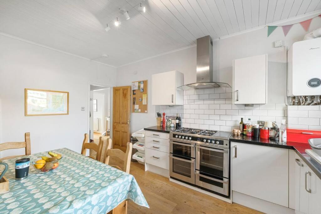 Manacles - Spacious Flat Near Beach With Sea Views & Parking Falmouth Exterior photo