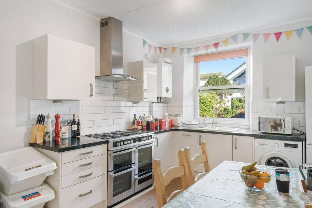 Manacles - Spacious Flat Near Beach With Sea Views & Parking Falmouth Exterior photo